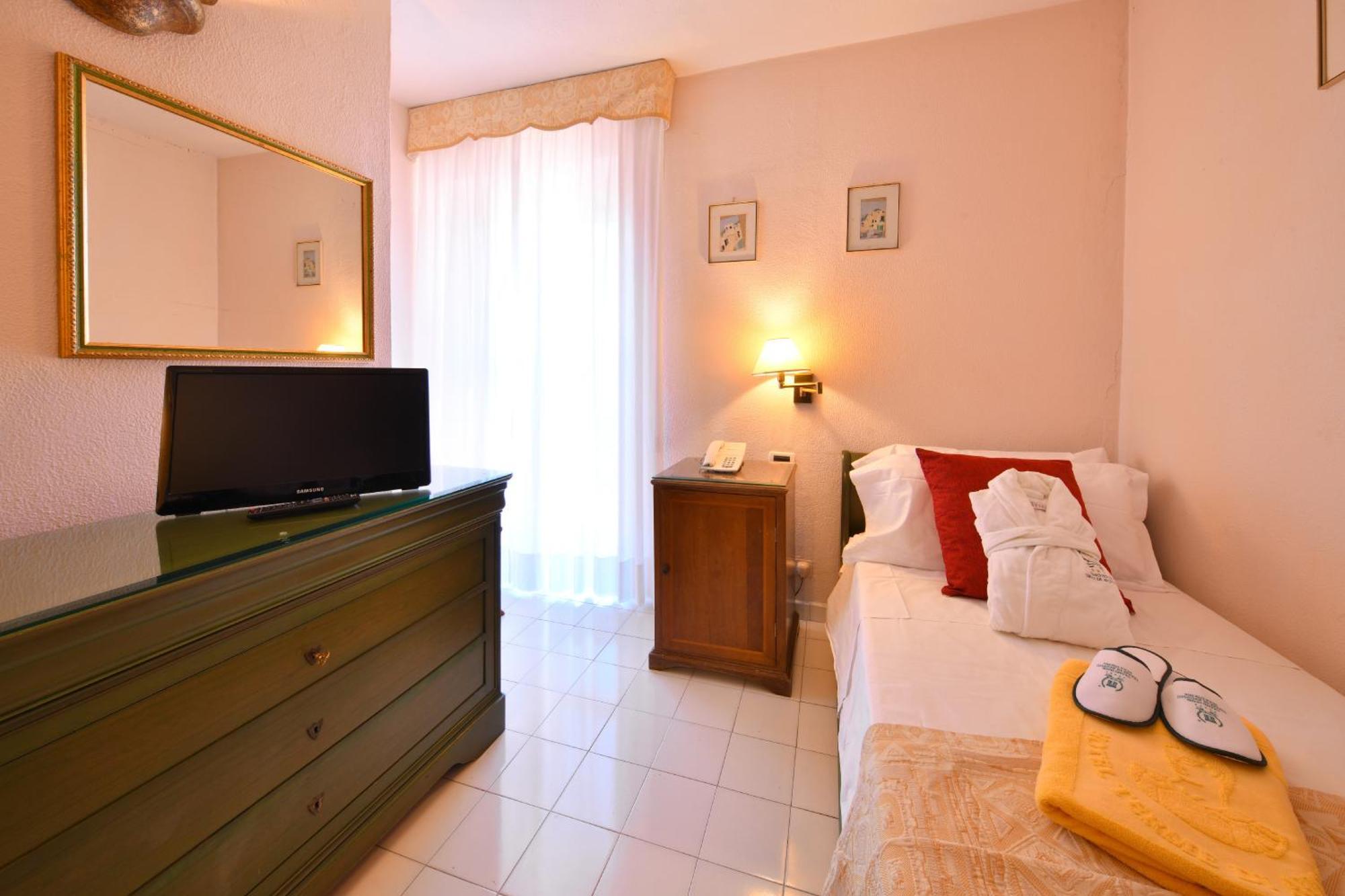 Single Room,1758858140:JPEG